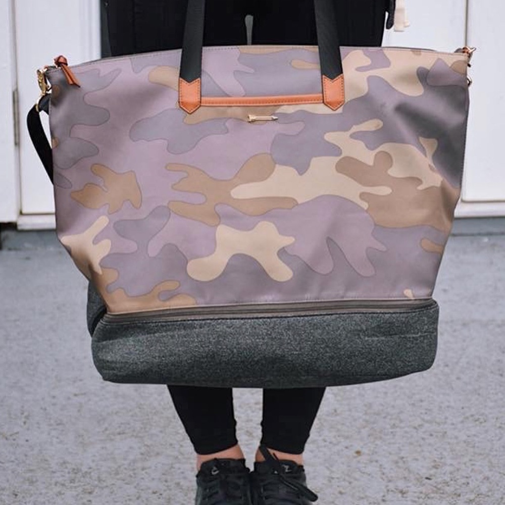 BRAND NEW Stella and dot crush it camo bag